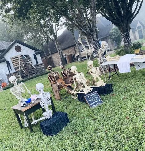 Funny Neighbors' Halloween Decorations Front Yard Halloween Decorations, Halloween Yard Displays, Funny Halloween Decorations, Halloween Diy Outdoor, Halloween Decor Diy, Halloween Outside, Casa Halloween, Diy Halloween Decor, Halloween Tattoo