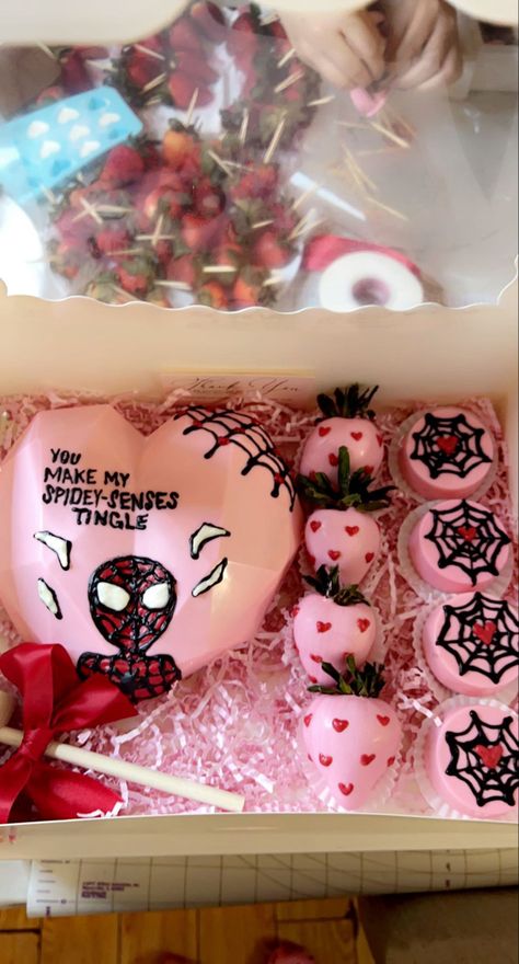 Spider Man Strawberries Valentines, Spider Man Chocolate Covered Strawberries, Valentines Gift For Boyfriend Spiderman, Spiderman Breakable Heart, Marvel Strawberries, Spider Man Breakable Heart, Spider Man Chocolate Strawberries, Spiderman Valentine Ideas, Breakable Chocolate Heart Ideas For Men