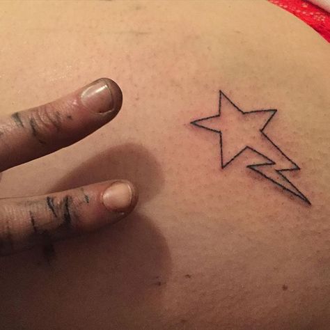 Starman Tattoo, Lil Tatoos, Swirly Tattoo, Simple Finger Tattoo, Funky Tattoos, Superflat, Star Tattoo, Doodle Tattoo, Stylist Tattoos