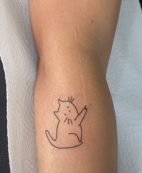 Spine Tattoo Simple, Silly Cat Tattoo, Simple Animal Tattoos, Small Tattoo Ideas Back, Finger Tattoo Minimalist, Cat Tattoos Ideas, Tattoo Ideas Back, Best Friends Tattoo, Simple Cat Tattoo