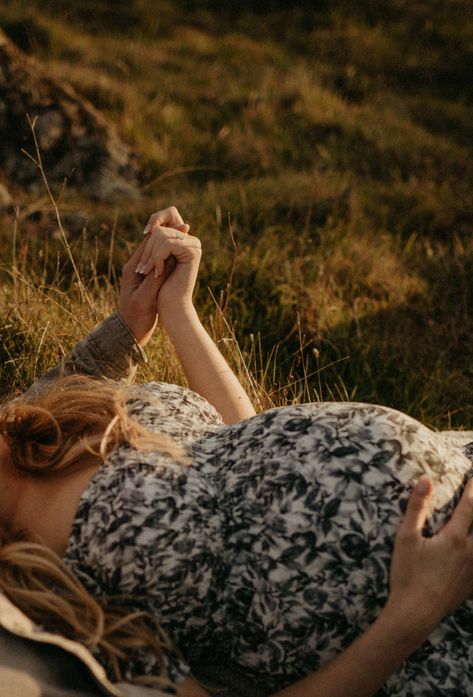 Fall Picnic Maternity Photoshoot, Simple Outdoor Maternity Shoot, Maternity Photo Laying Down, Maternity Shoot Laying Down, Maternity Photo Shoot Ideas Sunset, Fall Maternity Photography Ideas, Landscape Maternity Photos, Maternity Shoot Field Sunset, Maternity Photoshoot Laying Down