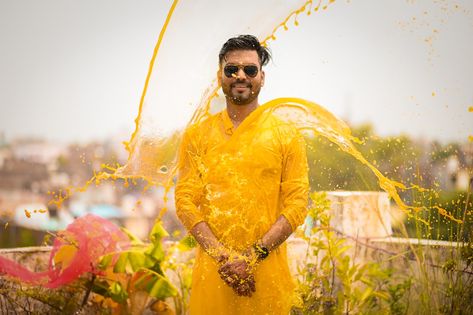 Indian haldi Haldi Ceremony Boys Stills, Haldi Shoot Poses Boy, Haldi For Groom, Boys Haldi Photoshoot, Groom Haldi Photoshoot, Haldi Boy, Haldi Ceremony Outfit For Men, Groom Mehandi, Engagement Stills