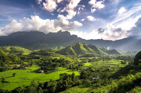 "Explore the Wonders of Southeast Asia: Trat to Ha Tien!" #hatien #trat #travelfromtrattohatien #traveltohatienvietnam Thailand Event Guide Sumber Daya Alam, Visit Vietnam, Budget Friendly Travel, Ha Long, Halong Bay, Hoi An, Kyoto Japan, Boutique Hotels, Vietnam Travel