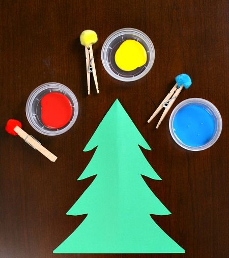 Christmas Tree Craft...paint with pom poms. Easy craft for toddlers! Christmas Tree Craft, Christmas Preschool, December Crafts, Christmas Crafts For Toddlers, Tree Craft, Christmas Tree Painting, Christmas School, Christmas Tree Crafts, Daycare Crafts