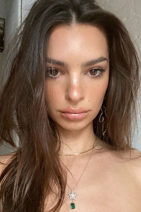 Supermodel Skincare, Emily Ratajkowski Makeup, Emrata Instagram, Freckles Makeup, Anastasia Beverly Hills Brow, Celebrity Beauty, Monica Bellucci, Foto Ideas Instagram, Emily Ratajkowski