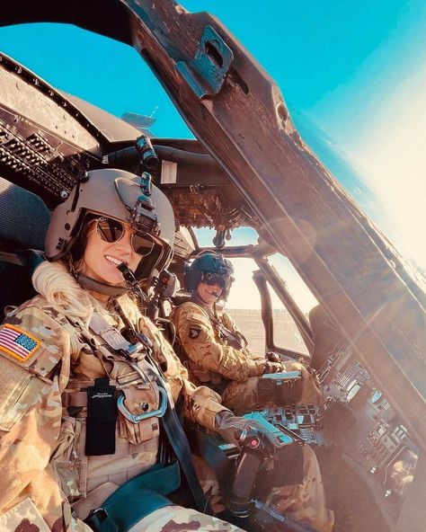 Air Force Military Women, Women In Air Force, Air Force Aesthetic Military, Us Air Force Women, Air Force Medic, Army Dream, Female Fighter Pilot, Pilot Aesthetic, Women In Aviation