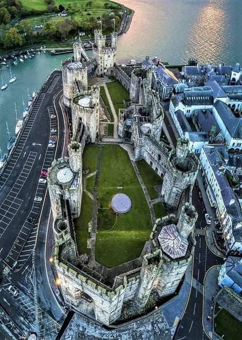 Medieval Caernarfon Castle in Wales beautiful old Castle Castles In Wales, Old Castle, Medieval Fortress, Castle Mansion, European Castles, Castle Designs, Beautiful Castles, Medieval Castle, Abandoned Buildings