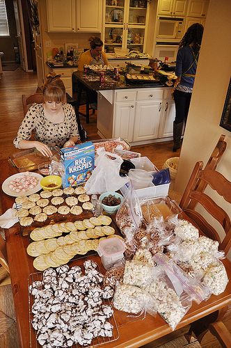 Cookie Baking Party, Holiday Baking Party, Holiday Cookie Party, Christmas Cookie Party, Cooking For A Group, Cookie Exchange Party, Baking Decorating, Cookie Decorating Party, Holiday Cookie Exchange