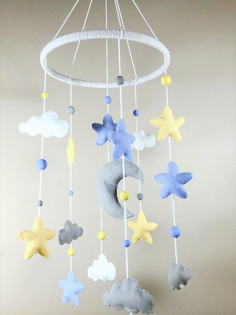 If your little baby needs a nursery, you should take a look at how easy it is to make this DIY felt baby mobile. This easy DIY project is perfect for your own baby or as a baby shower gift. With just a hot glue gun, some felt pieces, an embroidery hoop, and a few wooden beads, you can add finishing touches to your little one’s baby nursery. Follow my easy tutorial and see how much fun you can have, making this DIY baby mobile. Diy Crib Mobile, Diy Baby Mobile Tutorial, Diy Nursery Mobile, Felt Baby Mobile, Make A Mobile, Baby Mobile Felt, Diy Crib, Mobile Project, Diy Baby Mobile