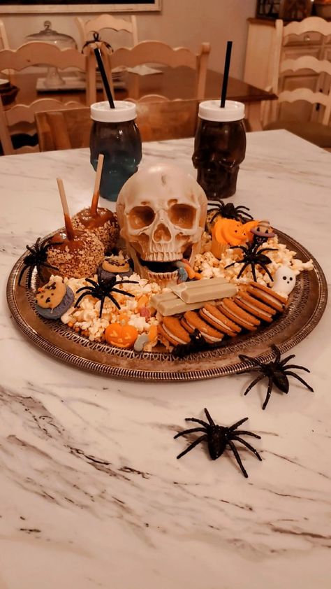 Halloween Movies Night Snacks, Movie Night Halloween Snacks, Halloween Food Table Decorations, Halloween Movie Night Snack Ideas, Halloween Movie Night Set Up, Scary Movie Date Night At Home, Horror Movie Night Snacks, Spooky Movie Night Snacks, Spooky Night With Friends