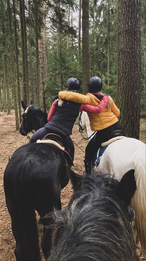 Group Horse Riding, Equestrian Best Friends, Horse Riding With Friends, Best Photo Ideas, Equestrian Friends, Horse Girl Aesthetic, Horse Couple, Horse Photography Poses, Couple Photo Ideas