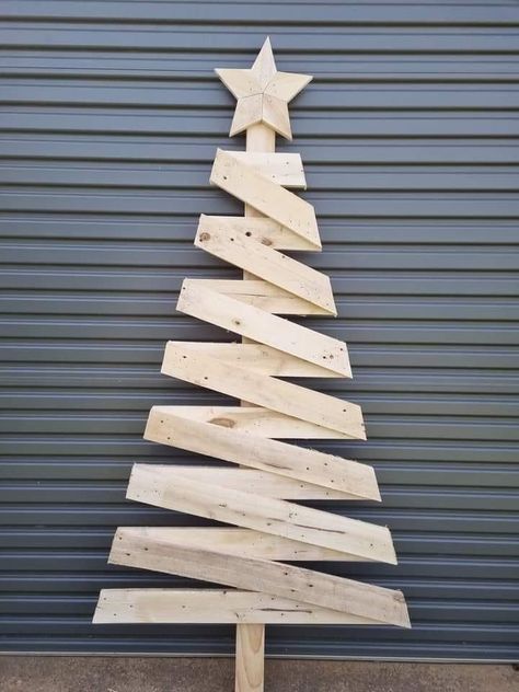 Wooden Christmas Trees Diy, Wooden Xmas Trees, Pallet Wood Christmas Tree, Pallet Wood Christmas, Christmas Diy Wood, Pallet Christmas Tree, Wooden Christmas Crafts, Pallet Christmas, Dekor Diy