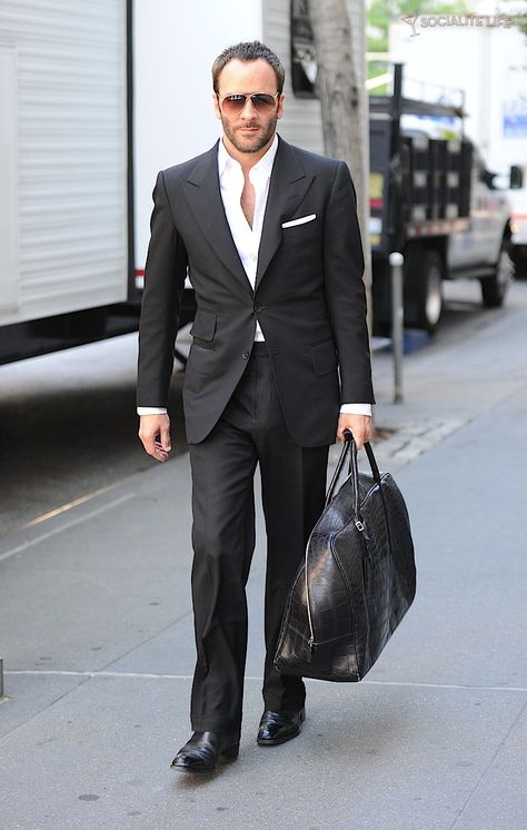 Tom Ford.  This cat is insane at the drawing table. Tom Ford Suit, Designer Suits For Men, Tom Ford Men, Men’s Suits, Suit Style, Well Dressed Men, Gentleman Style, Mens Casual Outfits, Men Looks