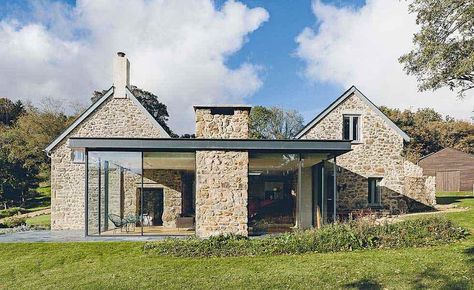 glass extension to a stone barn  #Repin by https://www.whisperandecho.co.uk/ - #Antiques and Vintage furniture that can show your personality, through your style and creative streak! Modern Farmhouse Exterior Design, Cottage Extension, Farmhouse Exterior Design, Interior Design Minimalist, Stone Cottages, Exterior Design Ideas, Glass Extension, Modern Extension, Modern Farmhouse Exterior