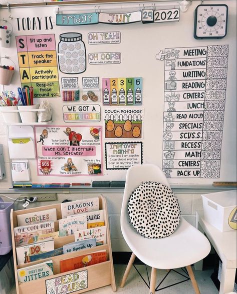 Outside Of Classroom Door Decor, Classroom Whiteboard Ideas Kindergarten, Teacher Kindergarten Classroom, 1 St Grade Classroom Set Up, Teacher Whiteboard Setup, Homework Display In Classroom, 2nd Grade Classroom Inspiration, Classroom Cork Board, White Board Set Up