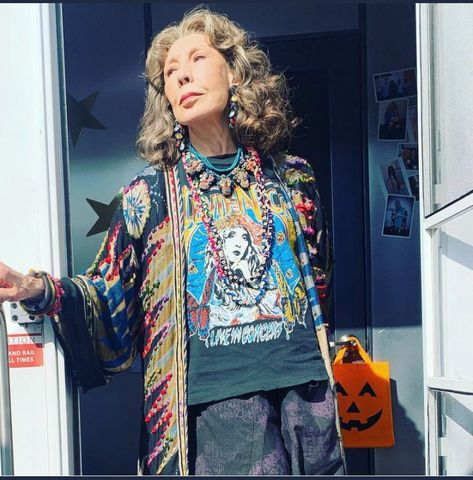 Frankie Clothing, Frankie Bergstein, Big T Shirt Outfits, Grace And Frankie, Lily Grace, Halloween Is Coming, Face Necklace, Advanced Style, Aging Gracefully