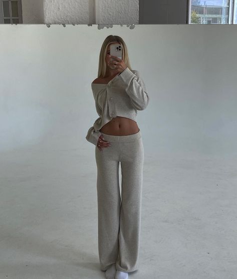 Straight Sweats Outfit, How To Style Sweatpants, Loungewear Aesthetic, Elegant Loungewear, Uni Fits, Cool Girl Outfits, Sweats Outfit, Girl Sweatpants, Style Sweatpants