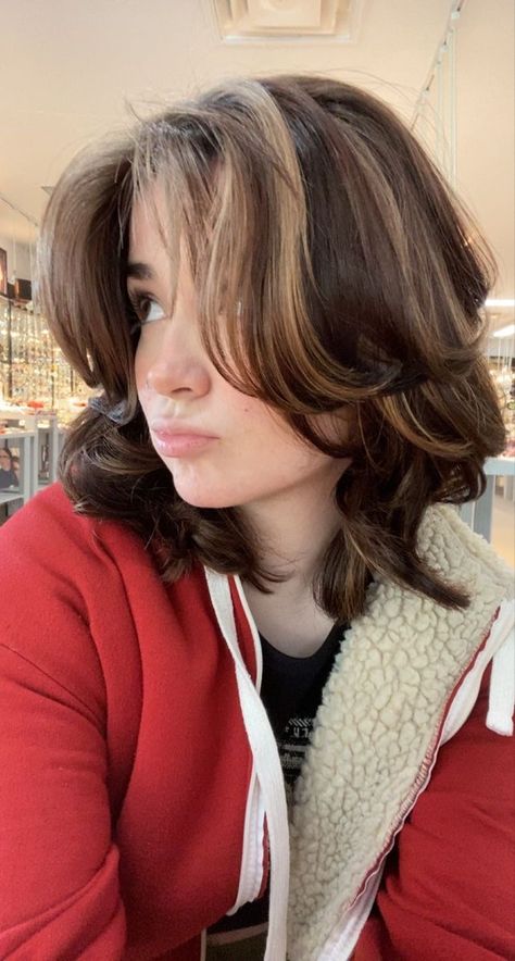 Short Brown Hair With Blonde Highlights, Hair Highlights Ideas, Short Dark Brown Hair, Hair With Blonde Highlights, Short Dyed Hair, Blonde Highlights On Dark Hair, Short Hair Highlights, Highlights Ideas, Short Grunge Hair