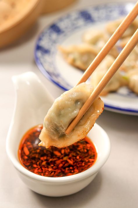 Five unique recipes for Chinese potsticker dipping sauce. Potstickers, dumplings, and jiaozi all go well with these recipes Potsticker Dipping Sauce, Chinese Fondue, Dipping Sauce Recipes, Dumpling Dipping Sauce, Chinese Appetizers, Healthy Chinese Recipes, Fruit Dips, Asian Dipping Sauce, Chinese Dumplings