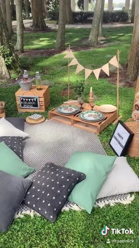 Picnic Date Set Up Ideas, Romantic Picnic Set Up For 2, Picnic Set Up For Two, Picnic Diy Ideas, Outside Picnic Ideas, Diy Picnic Set Up, Garden Picnic Ideas, Brunch Picnic Ideas, Picnic Business Ideas