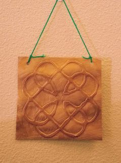 celtic kids crafts, celtic designs, st. patricks day kids crafts, glue pictures, celtic glue pictures, biocolor paint Irish Crafts For Adults, Painting Kids Crafts, Burns Night Crafts, Simple Celtic Knot, Brownie Crafts, Celtic Crafts, Crafts Pictures, Celtic Jewellery, Kids Painting Crafts