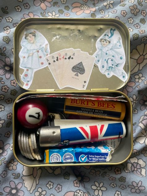 my little trinket tin <3 Trinket Box Aesthetic, Trinket Tin, Punk Jewelry Diy, Diy Trinket Box, Wallet Inspiration, Mint Tin Crafts, Girls Night Crafts, Altoids Tins, Mint Tins