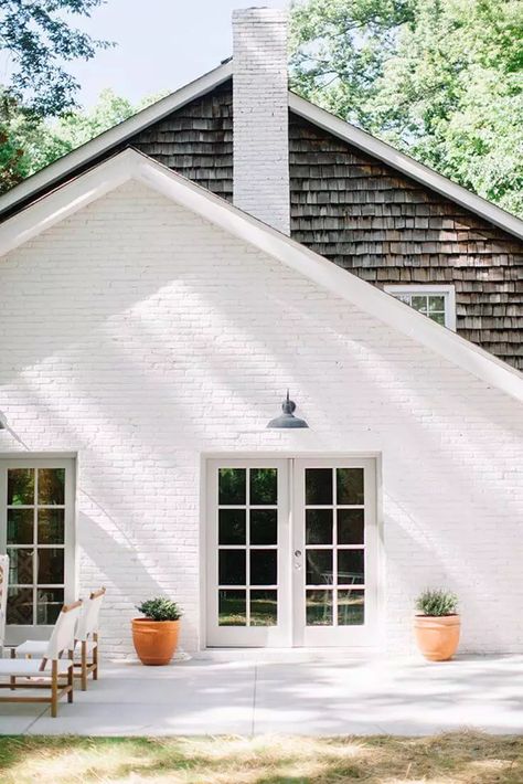 Exterior House Paint Colors Trending in 2024 - Hackrea Farmhouse Outdoor Lighting, Painted Brick House, Paint White, Modern Farmhouse Exterior, Casa Exterior, Sopot, White Brick, Painted Brick, Farmhouse Exterior