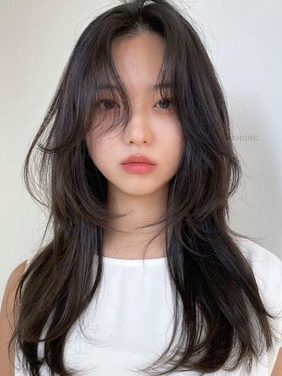 Korean hairstyle woman: long layers with curtain bangs Shaggy Asian Hair, Asian Hair Long, Hair Perm, Korean Haircut, Hair Inspiration Long, Hairstyles For Layered Hair, Hairstyles For Medium Length Hair Easy, Haircuts For Medium Hair, Haircuts Straight Hair