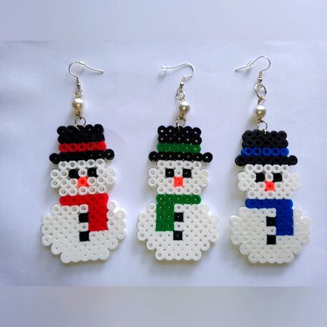 Viviana's Handmade Snowman Earrings Materials Perler Beads Colors White Black Red Green Blue 3x2 In Small Christmas Perler Bead Patterns, Perler Bead Snowman, Perler Beads Grinch, Peeler Bead Ideas Christmas, Mini Melty Beads Patterns, Christmas Bead Art, Beaded Holiday Earrings, Xmas Perler Bead Patterns, Tom And Jerry Perler Beads