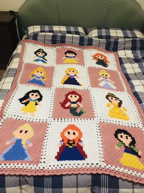 Disney Princess Crochet Blanket, Crochet Princess Blanket, Disney Princess Blanket, Princess Blankets, Scrap Crochet, Disney Crochet Patterns, Crochet Princess, Loom Knitting Projects, Crochet Disney