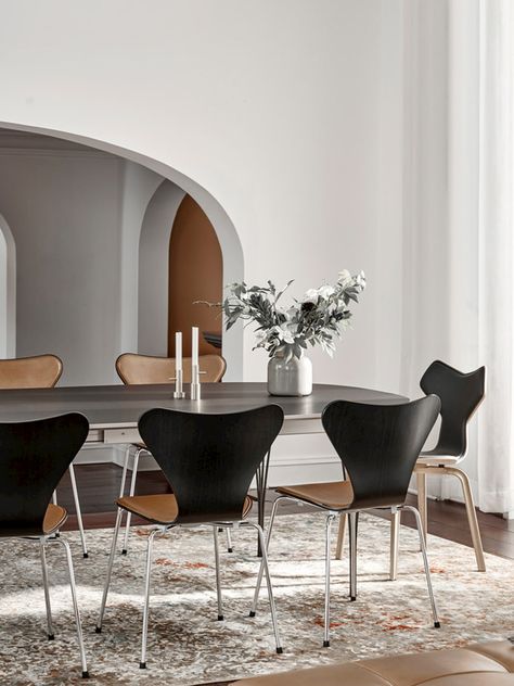 History Of Furniture, Series 7 Chair, Arne Jacobsen Chair, Arch Interior, Brown Interior, Dining Room Inspiration, Arne Jacobsen, Fritz Hansen, Kitchen Makeover