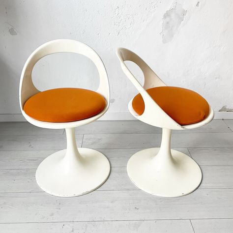 Listed on VNTG.com: Italian space age fiber glass chairs, 1960s | #vntg #vintage Salon Room Ideas, Space Age Interior, Space Age Furniture, Space Age Aesthetic, 70s Living Room, Pine Dining Chairs, Glass Chair, 1960s Furniture, Mid Century Modern Interiors