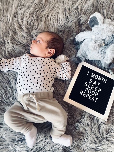 1 Month Baby Captions, One Month Old Baby Captions, 1st Month Baby Pictures Ideas Boy, 1 Month Old Baby Pictures Ideas, 1st Month Baby Pictures Ideas, Baby One Month, Baby Timeline, Baby Captions, Month Ideas