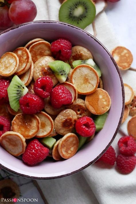 Pancake cereals - PassionSpoon Bowl of mini pancakes topped with fresh raspberries and kiwi slices, creating a vibrant and delicious breakfast. | Sky Rye Design Fairy Breakfast, Healthy Birthday Breakfast, Dinner Pancakes, Cute Pancakes, Birthday Breakfast Ideas, Pancake Box, Breakfast Ideas Kids, Easy Kids Breakfast, Brekkie Ideas