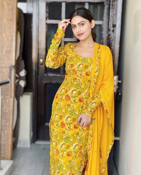 Floral Punjabi Suit, Raavi Kaur Bal, Punjabi Suit Salwar, Patiala Suit Designs, Punjabi Salwar, Suit Salwar, Desi Wedding Dresses, Trendy Suits, Punjabi Fashion