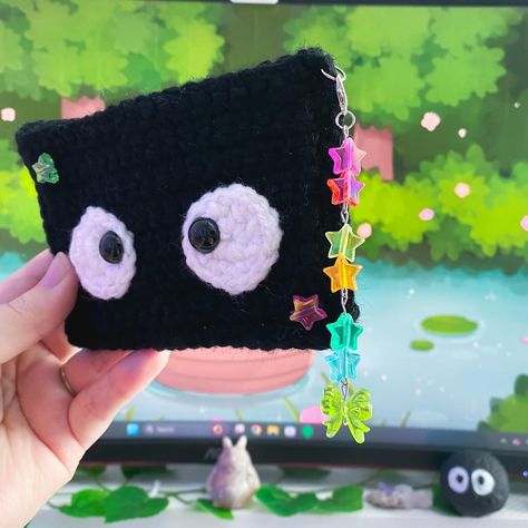 Ghibli mini wallets pt. 2 ˚ ༘ ೀ⋆｡˚ Susuwatari / Soot Sprites 🫶🏻 The second mini wallet that will be available on my shop! I’m loving the mini Ghibli series 🫶🏻 Base pattern: melhzcrochet on yt ૮ ˶ᵔ ᵕ ᵔ˶ 𐙚 ა Customizations: myself 🫶🏻 ‧₊˚🌱✩ ₊˚🍄⊹♡ Crochet , kawaii accessories, cottagecore decor , desk decor Partners: @kawaiiambergames @ruvithegremlin @wistaria.blooms @ghiblicottage @ashlynfromashland_acnh @clarissacozymeadows 🫶🏻tags: #kawaii #kawaiicrochet #kawaiiaccessories #kawai... Mini Knitting, Ghibli Gift Ideas, Studio Ghibli Crochet Ideas, Custome Ideas, Ghibli Crochet Pattern Free, Ghibli Crafts, Soot Sprite Crochet Pattern, Soot Sprite Crochet Pillow, Soot Sprite Crochet