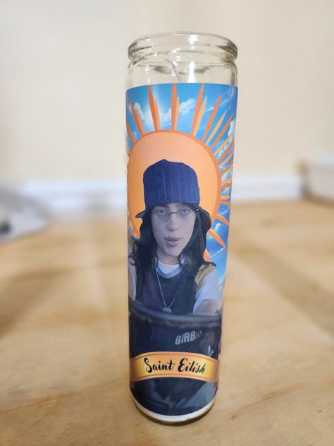 Amazing Gifts: Add a touch of humor to anyone's life with this custom Billie Eilish prayer candle. Ideal for those who adore hilarious custom gifts, these candles are perfect for friends, family, or colleagues. They're a fantastic choice for birthdays, Christmas, anniversaries, or just for fun, always promising moments of laughter. Conveniently Portable: Put a smile on your friend's face with this easily transportable, amusing candle. Designed to be portable and securely sealed, you can effortlessly place it in a compact gift bag. Share the joy by gifting it to your friends without any hassle. Long-lasting Glow: Enjoy up to 80 hours of burning time with these candles. Humorous All-Occasion Gift: Elevate your gifting game with a sophisticated, stunning, and luxurious present. This unique gi Billie Eilish Gifts, Billie Eilish Gift Ideas, Funny Prayers, Billie Eilish Birthday, Billie Eyelash, Saint Candles, Billie Eillish, Cute Small Animals, Prayer Candles