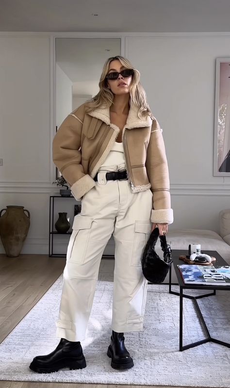 Beige Snow Boots Outfit, Beige Winter Jacket Outfit, Puffy Coat Outfit, Khaki Jacket Outfit, Georgina Lennon, Beige Jacket Outfit, Snow Boots Outfit, Biker Jacket Outfit, Swag Fits