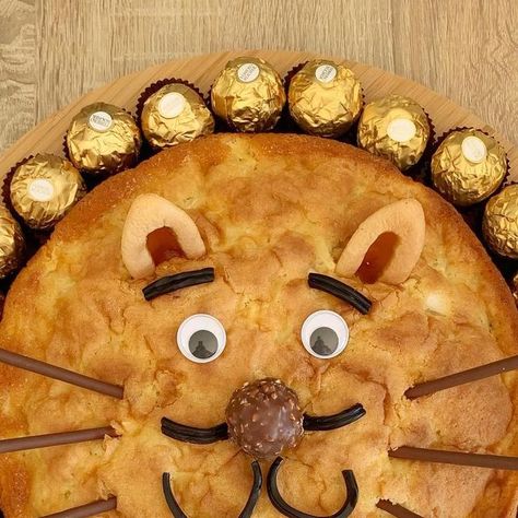 Eveil.creatif on Instagram: "« Le gâteau lion tout mignon » . . Le week-end dernier c’était l’anniversaire de papa éveil créatif 🎂😅 Célestine a demandé à son papa si elle pouvait faire un gâteau lion 🦁(forcément il ne lui a pas dit non… 😂) . . On a donc fait avec ce que nous avions sous la main, un simple gâteau au yaourt aux pommes ! Des @ferrerorocherfr pour la crinière et le petit nez, des petites barquettes et mikado de @lu_france pour les oreilles et moustaches, et enfin du réglisse @ha Recetas Halloween, Moustaches, Week End, Lion, Cake, Instagram