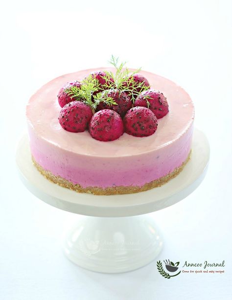 This pinky and elegant no-baked red dragon fruit cheesecake looks very pretty in double layers. Best to serve this lovely classic cake for girly's birthday Dragon Fruit Cheesecake Recipes, Dragon Fruit Cheesecake, Dragonfruit Recipes, Easy Delicious Cakes, Red Dragon Fruit, Fruit Cheesecake, Chocolate Yogurt, Chilled Desserts, Coconut Cheesecake