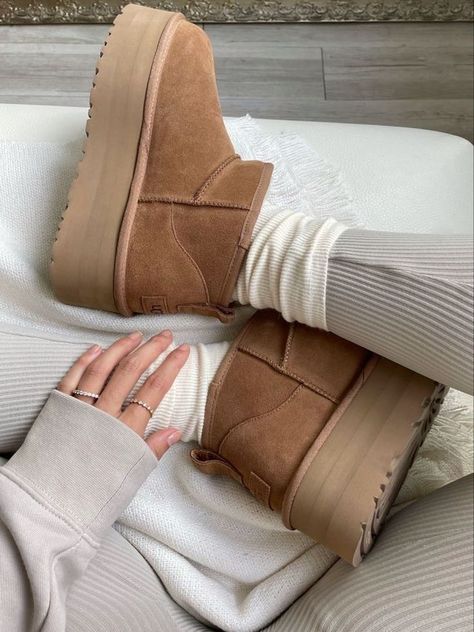 Botas Ugg Outfit, Ugg Platform Boots, Ugg Aesthetic, Uggs Aesthetic, Cute Uggs, Ugg Ultra Mini, Sneaker Shop, Ugg Classic Ultra Mini, Uggs Outfit