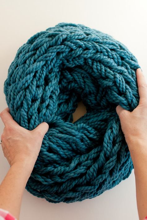 Arm knitting is not just for giant roving. You can use multi-strands of smaller yarns. Twine Crafts Diy, Arm Knitting Tutorial, Arm Knitting Scarf, Twine Crafts, Finger Crochet, Mattress Stitch, Cowl Knitting Pattern, Finger Knitting, Arm Knitting