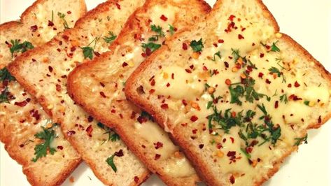 Quick & Easy 10-Minute Cheese Garlic Bread Recipe Cheese Garlic Bread Recipe, Garlic Bread At Home, Cheese Garlic Bread, Cheesy Garlic Bread Recipe, Bread Recipe Video, Make Garlic Bread, Cheese Bread Recipe, Homemade Garlic Bread, Garlic Cheese Bread