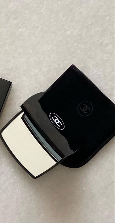 Chanel Compact Mirror Aesthetic, Chanel Mirror Aesthetic, Compact Mirror Aesthetic, Chanel Jennie Kim, Chanel Compact Mirror, Chanel Mirror, Chanel Compact, Chanel Jennie, Itgirl Aesthetic