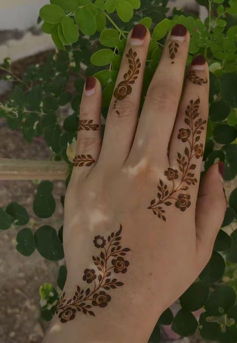 Easy Mehndi Designs 2024, Asthetic Mehandi Design For Back Hand, Mehendi Designs For Hands Simple 2024, Modern Mehndi Designs 2024 Back Hand, Henna Floral Designs, Small Henna Designs Hand Simple, Easy Mehandi Designs Style, Delicate Mehndi Designs, Left Hand Mehndi Designs