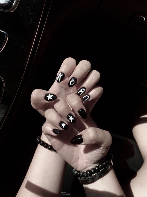 Emo Nail Inspo Coffin, Korn Acrylic Nails, Slipknot Nails Acrylic, Black Metal Nails, Band Nails Design, Metal Nail Designs, Metal Head Nails, Metal Concert Nails, Korn Band Nails