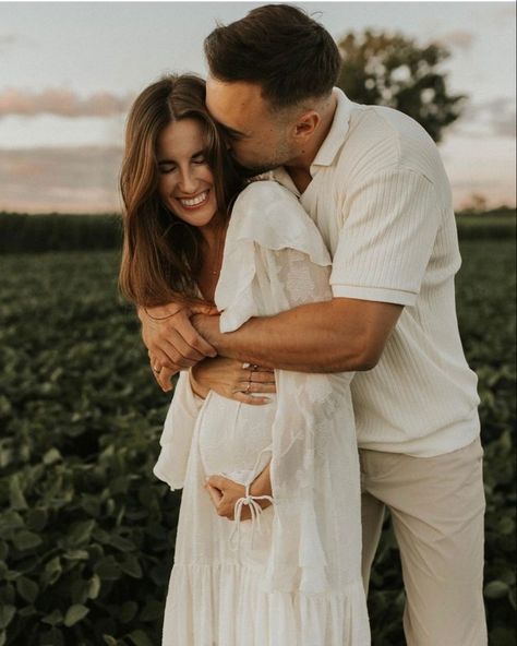 Pregnancy Announcement Pictures, Baby Bump Photoshoot, Pregnancy Announcement Photoshoot, Maternity Photography Poses Outdoors, Baby Announcement Photoshoot, Cute Pregnancy Pictures, Pregnancy Belly Photos, Outdoor Maternity Photos, Maternity Photography Poses Couple