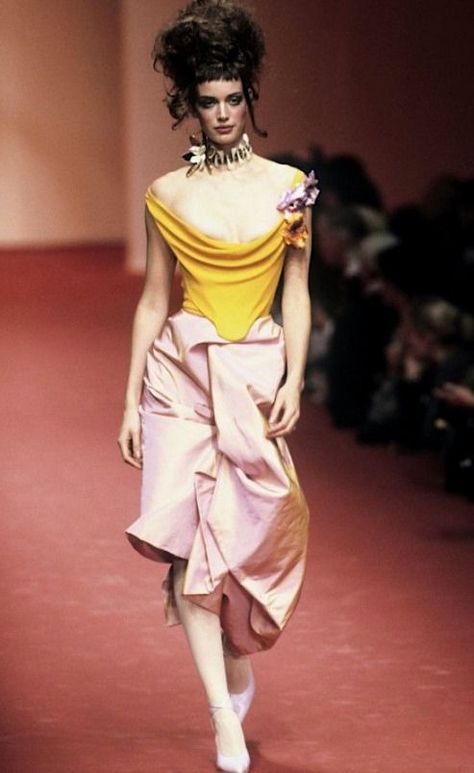 80s Runway Fashion, Vintage Runway Fashion, Skull Emoji, Vivienne Westwood Fashion, Yellow Makeup, Runway Model, 90s Runway Fashion, Runway Fashion Couture, Vintage Runway