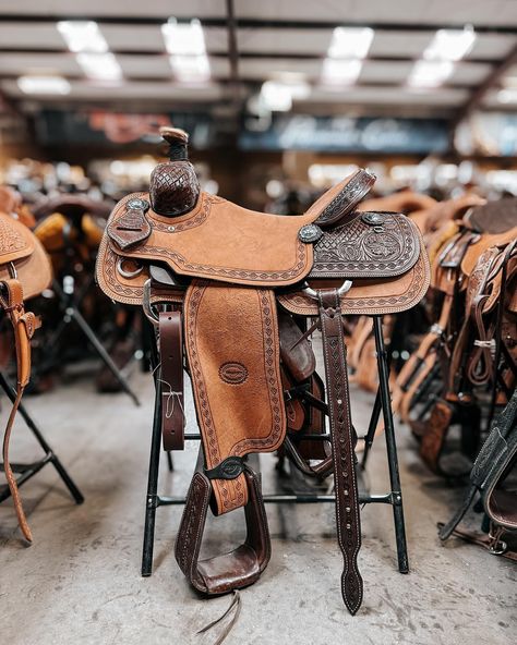 ‼️Saddle Sunday‼️ Our own little Super Bowl ad, check out this 15” Teskey’s team roping saddle available in store or online! The quality you know and love 🤠 #teskeyssaddleshop #teskeysweatherford #teskeyssaddle #teamroping #teamropingsaddle #superbowlads Roping Saddles, Saddle Shop, Equestrian Chic, Team Roping, Western Horse Tack, Texas Style, Barn Ideas, February 11, Western Horse