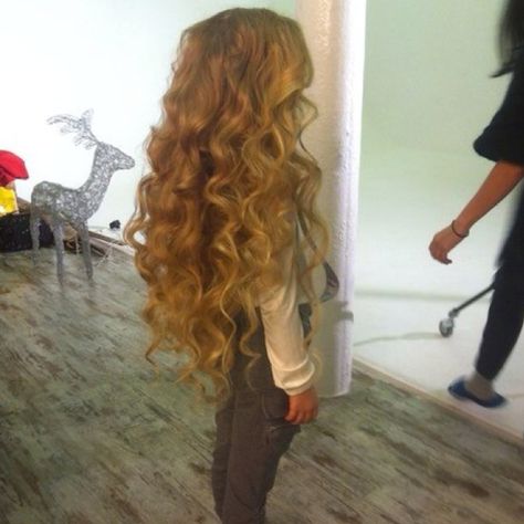 Rapunzel's daughter ^^ Large Curls, Long Blonde Hair, Hair Envy, Long Curly, Great Hair, Hair Dos, Gorgeous Hair, Pretty Hairstyles, Kids Hairstyles